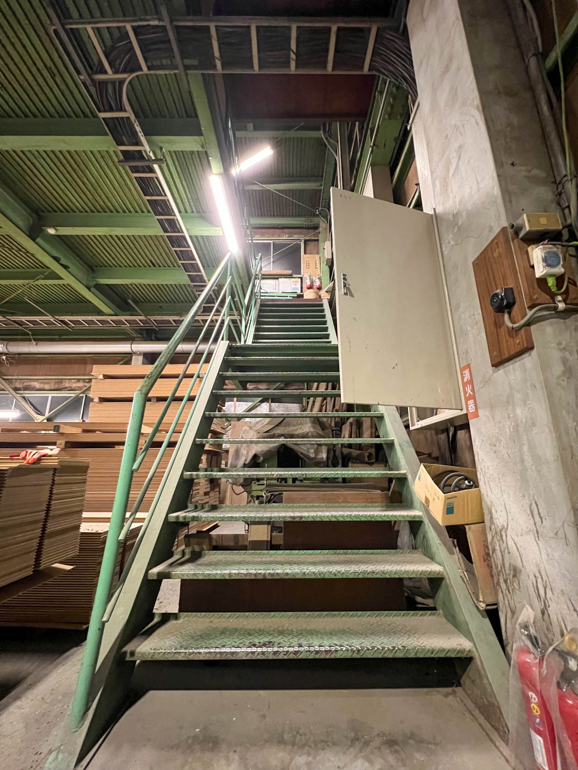 某木工所　照明交換工事　階段部